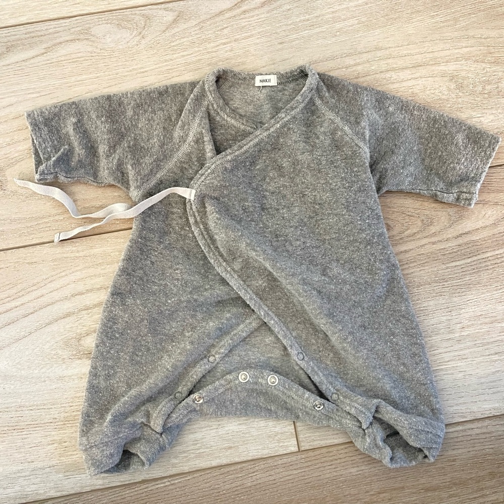 2 Makie hadagi onesies - grey and stripe - size newborn